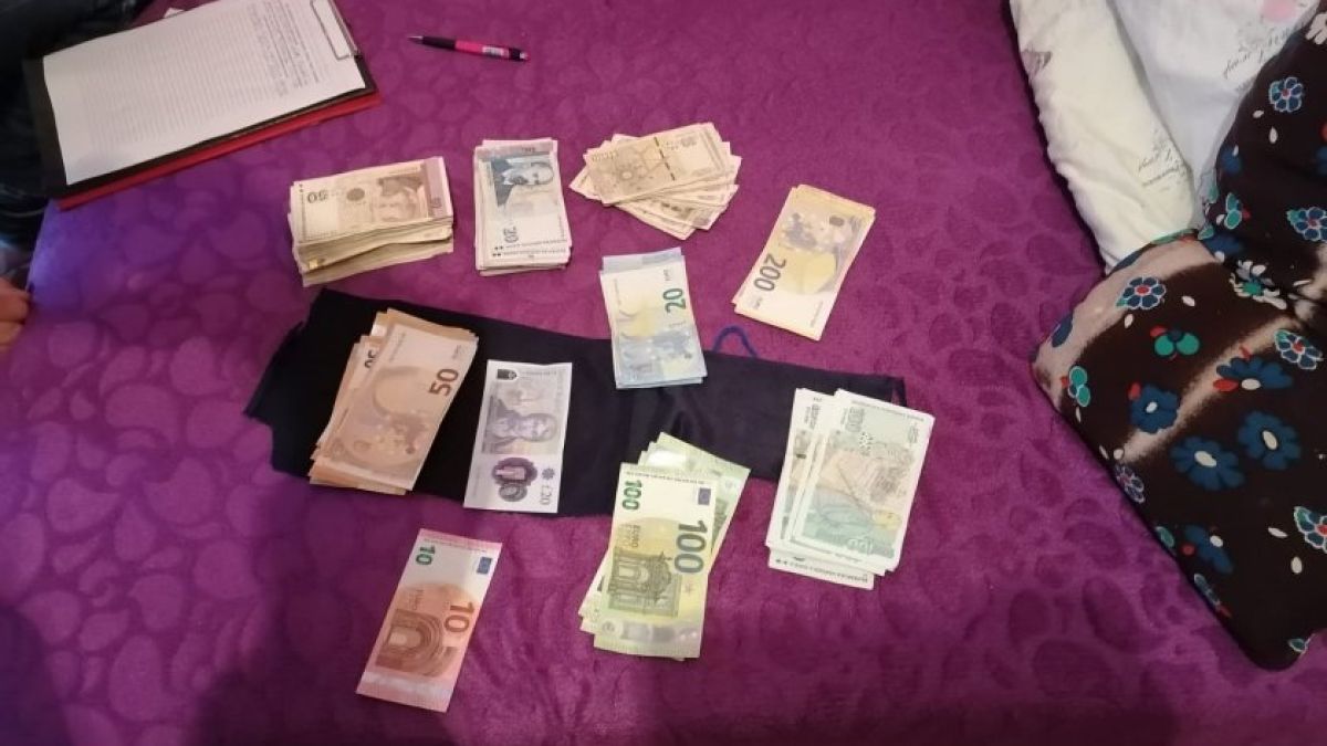 Списъци с имена и голяма сума пари са открити в дома на кметицата на Симеоновград
