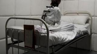 Евродоклад: Ритници, бой с пръчки и смрад на урина в психиатричните болници в България