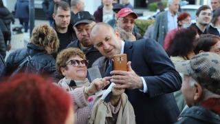 Радев се подигра с Кацаров пред много хора СНИМКИ 