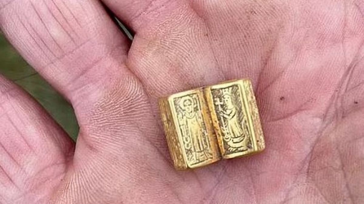 Медицинска сестра се натъкна на нещо миниатюрно, което ще ѝ донесе милиони СНИМКИ