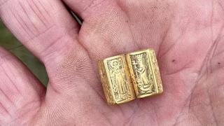 Медицинска сестра се натъкна на нещо миниатюрно, което ще ѝ донесе милиони СНИМКИ