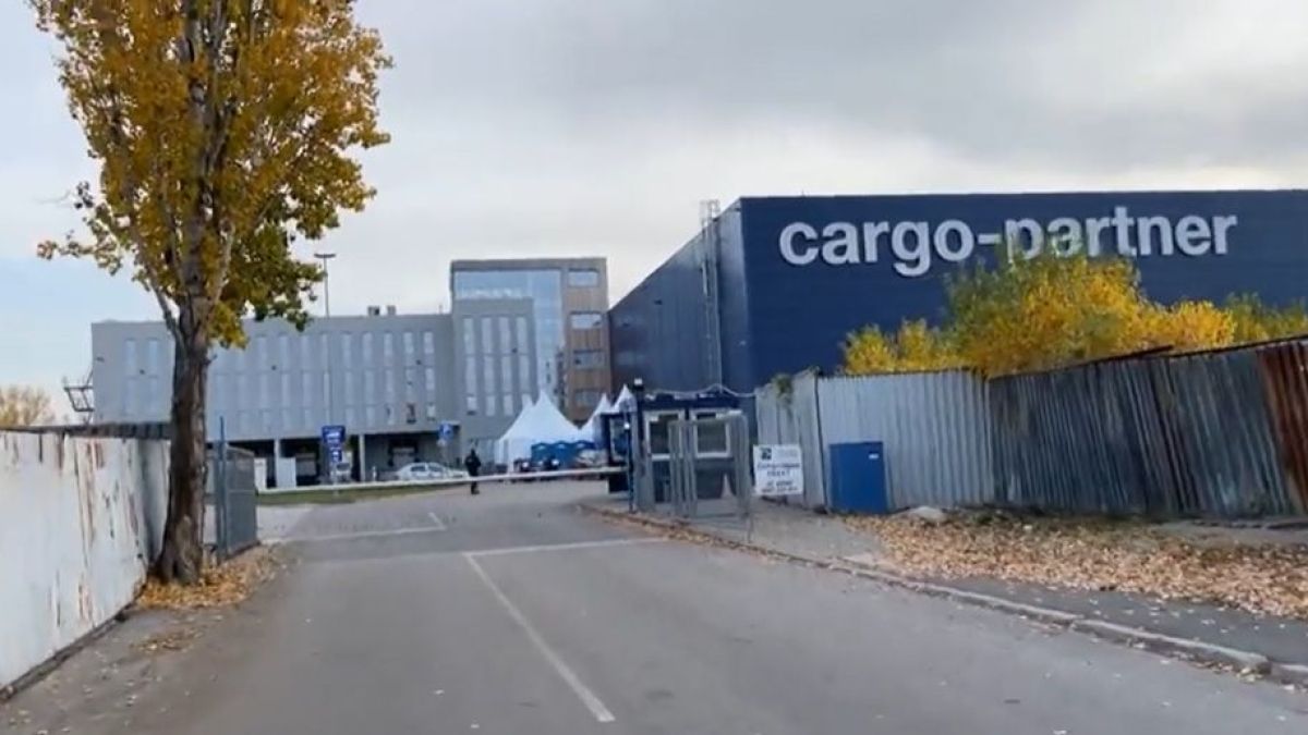 Подробности за сигнала за неправомерните действия на служител на МВР в склада с машините за вота