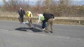 Протестиращи блокираха пътя София – Нови хан, искат сами да го ремонтират