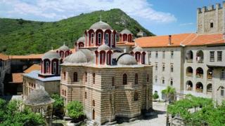 Православен духовник за антиваксърите: Около нас мирише на смърт, а те не го усещат