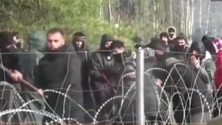 Кошмарно ВИДЕО от атака на хиляди бежанци, нахлуващи в Полша ВИДЕО