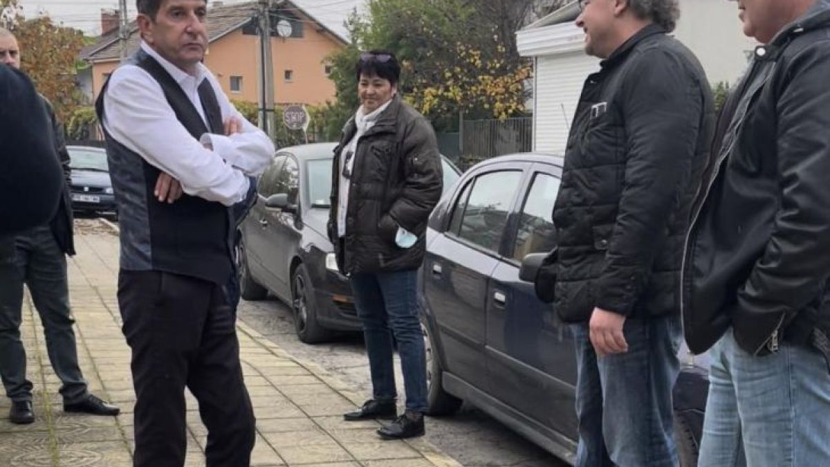Възмутени от Рашковите репресии хора спряха с жива верига полицаи, дошли да обискират бизнесмен