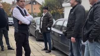 Възмутени от Рашковите репресии хора спряха с жива верига полицаи, дошли да обискират бизнесмен