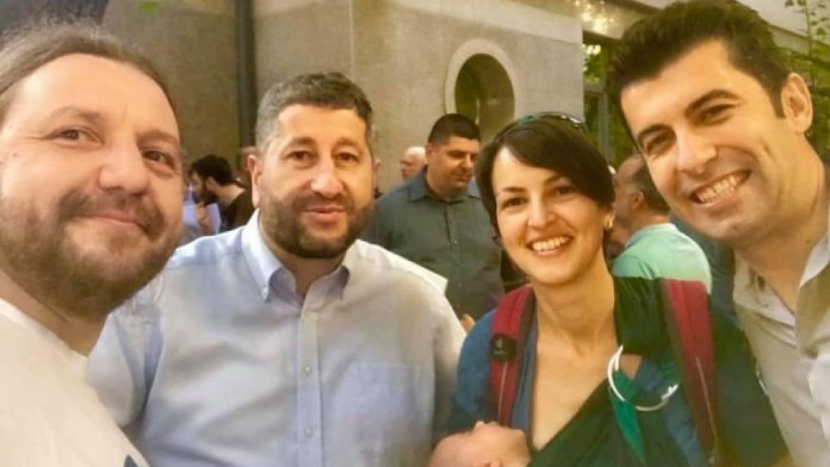 В тайни преговори Петков и Иванов вече раздадоха министерски кресла на тези хора! Радев решава за...