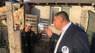 Какво прави Иво Мирчев в циганската махала ден преди изборите? СНИМКИ