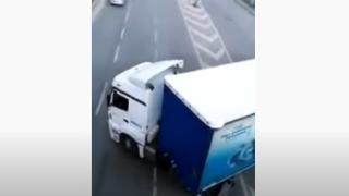 Зрелищни ВИДЕА: Тираджия тръгна да обръща и стана страшно меле