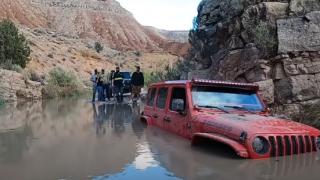 Вижте как извадиха от река джип за над 150 хиляди лева ВИДЕО