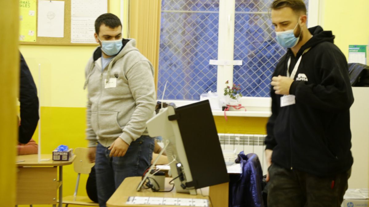 ЦИК прибра машини от 32 секции заради дефекти, въведе хартиени бюлетини