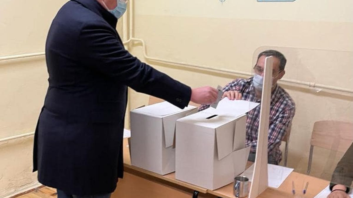 Проф. Ангелов гласува и отправи важен съвет относно машинния вот СНИМКИ