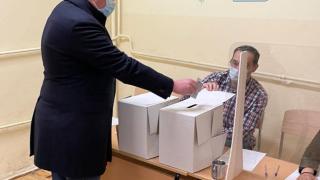 Проф. Ангелов гласува и отправи важен съвет относно машинния вот СНИМКИ