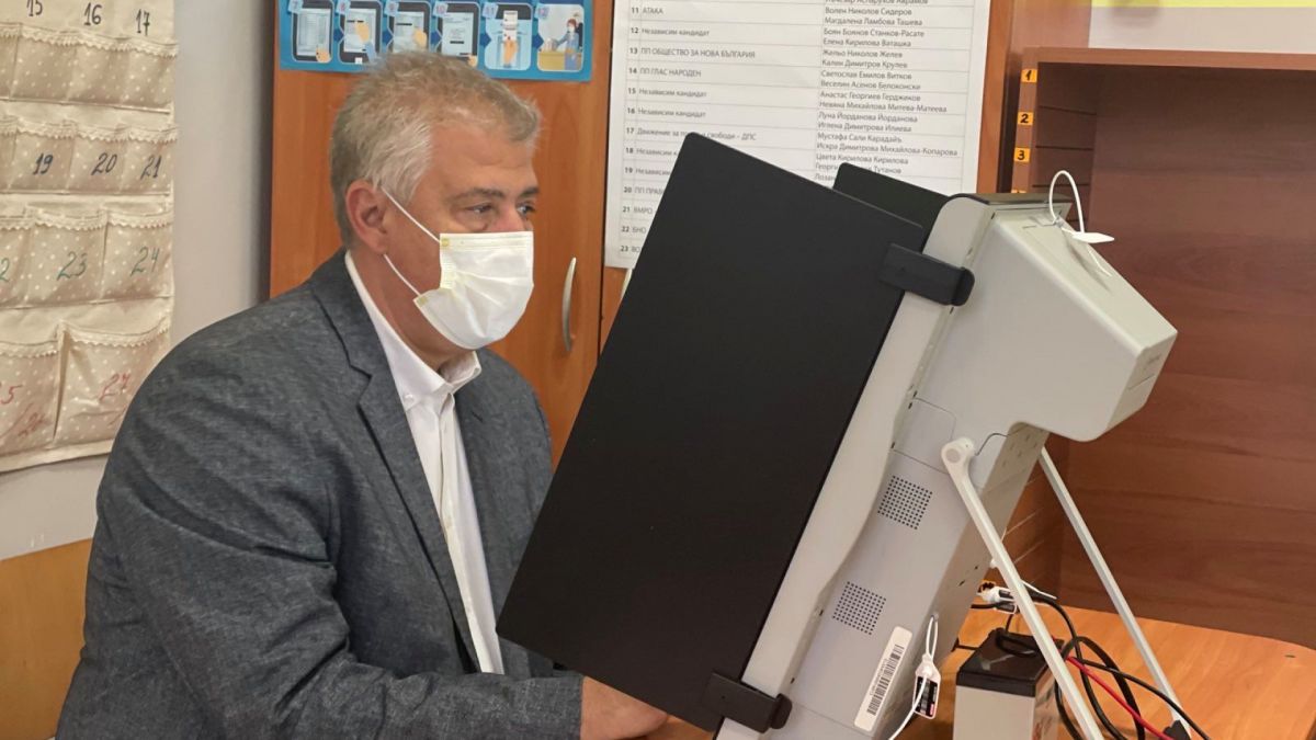 Проф. Балтов гласува, след като коригира членовете на СИК заради грешка СНИМКА
