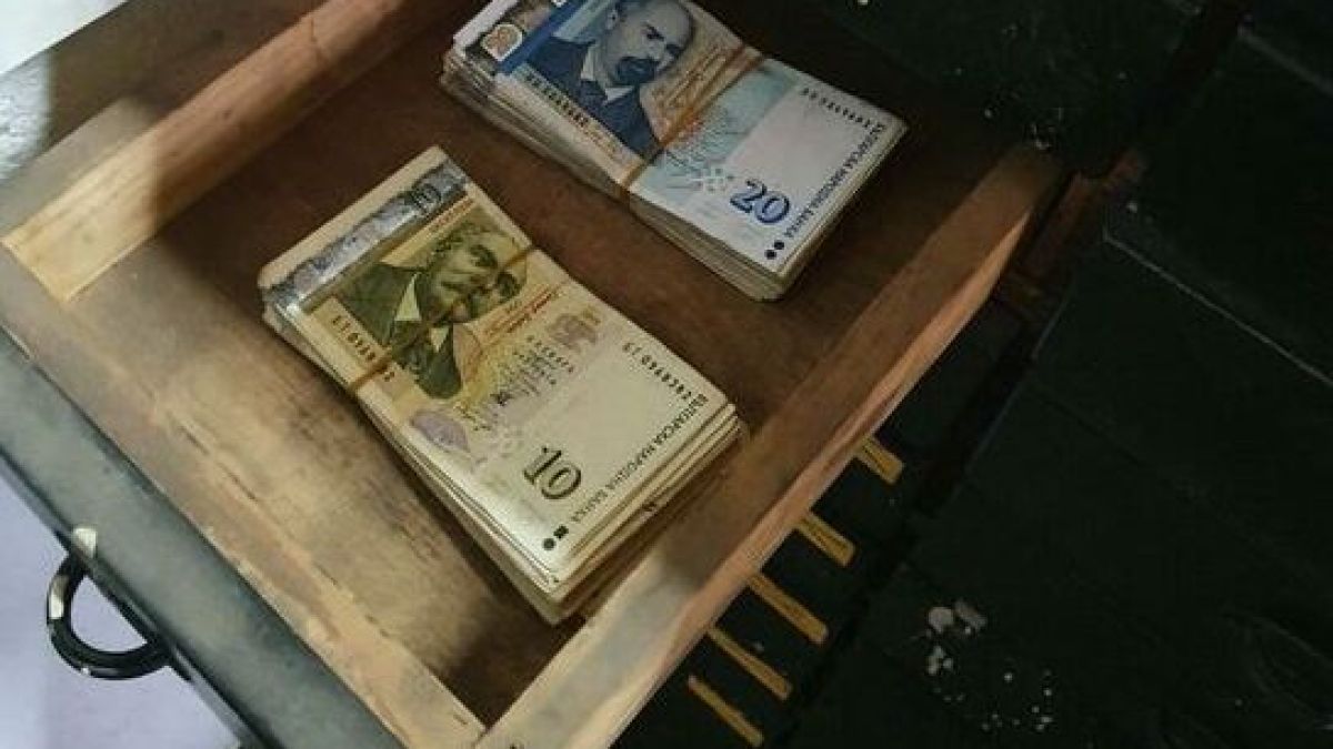 Арестуваха дилър на гласове пред секция с 2 бона и списъци с имена