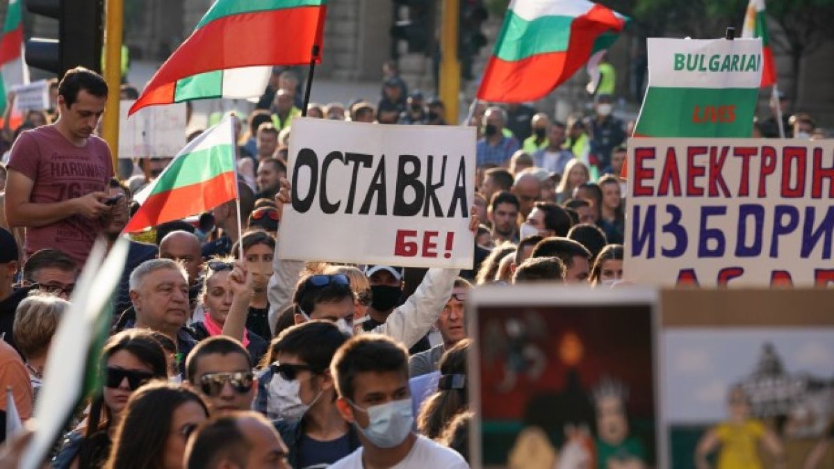 Политолог: Радев изчегърта единствено "полезните идиоти" от партиите на протеста