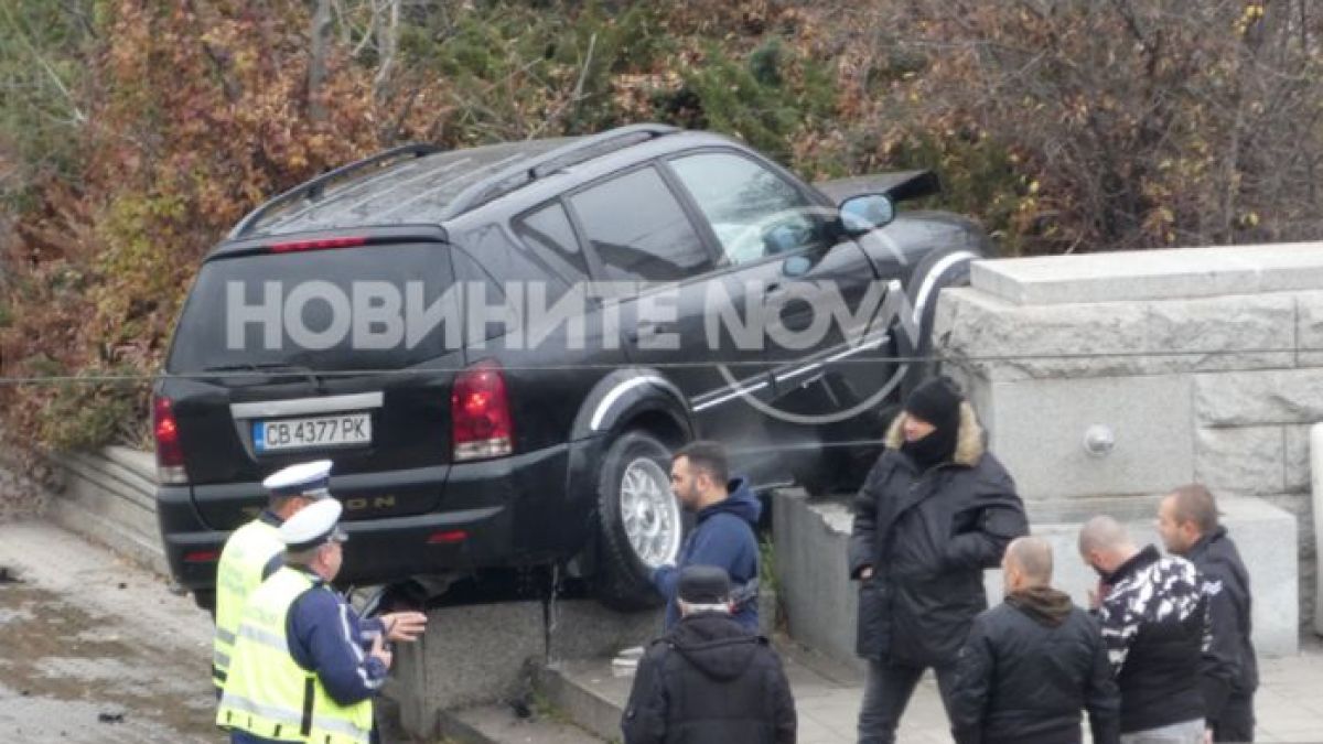 Джип кацна на стълбище след зрелищен сблъсък в София СНИМКИ 