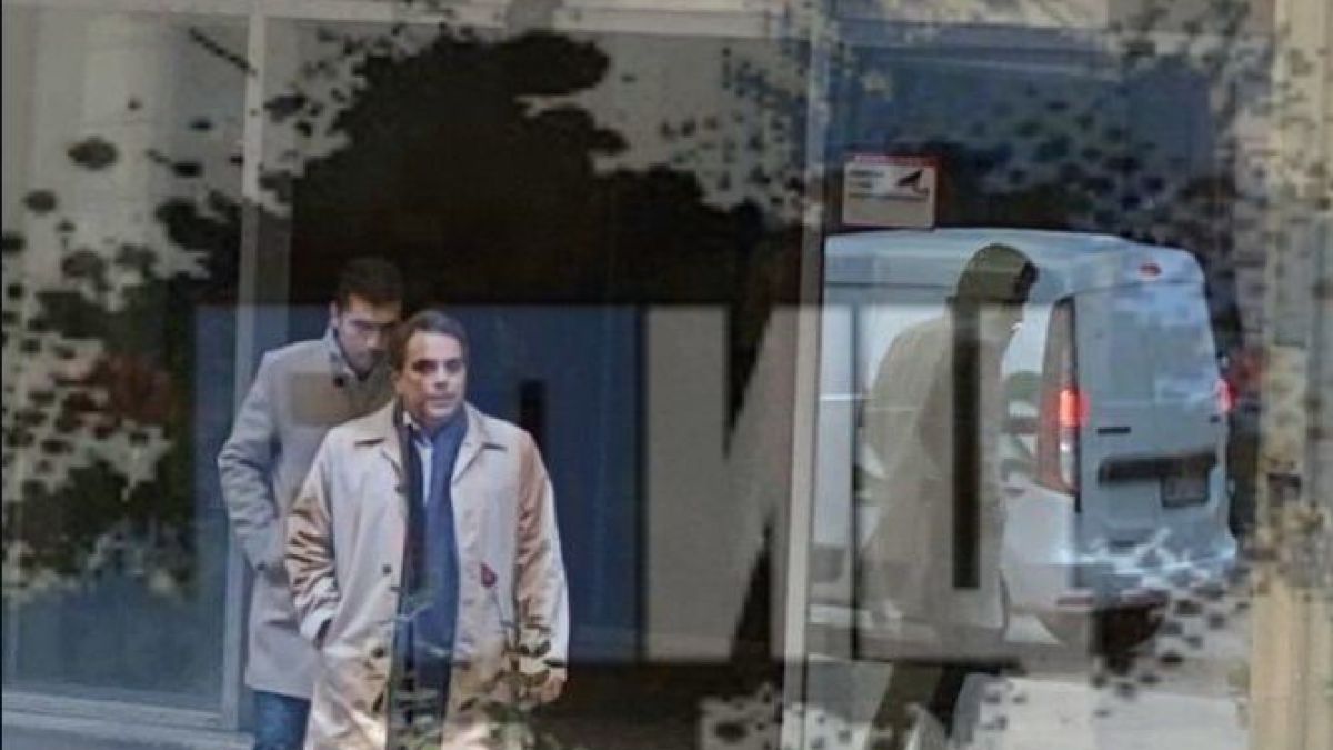Фото бомба в БЛИЦ! Кирил Петков и Асен Василев на крака при Корнелия Нинова