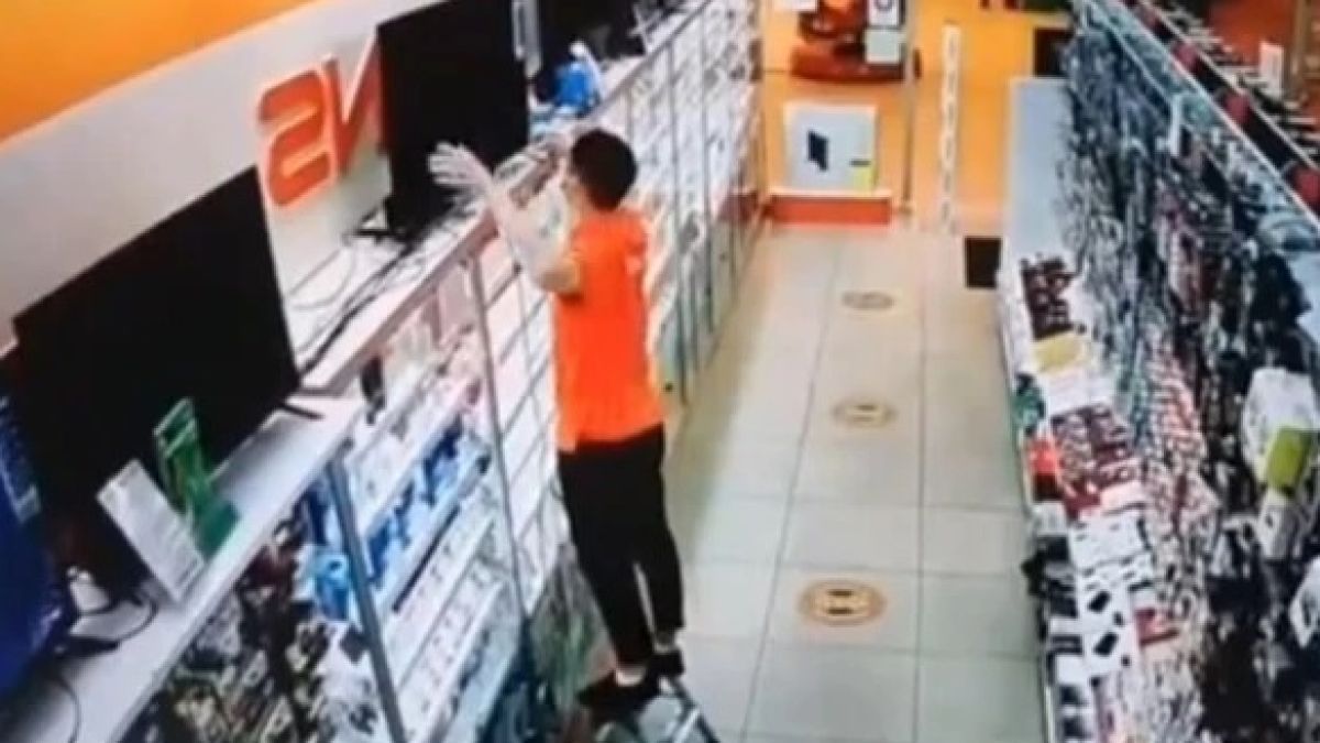 Не е истина какво му се случи на този служител на магазин ВИДЕО