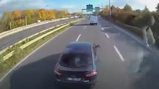 Незабавна карма наказа шофьор за агресивното му каране ВИДЕО