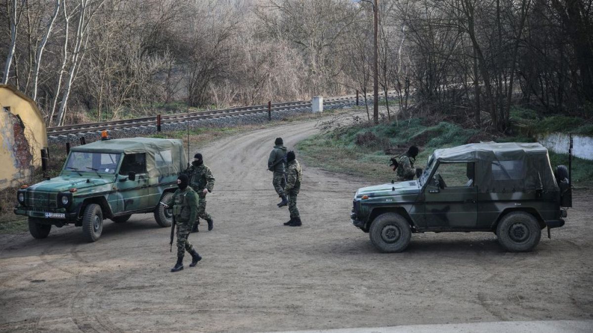 Какво се случва? Гърция "бронира" границата с България