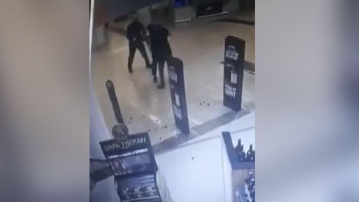 Цирк на Шереметьево: Пиян руснак нападна охрана с... рози ВИДЕО