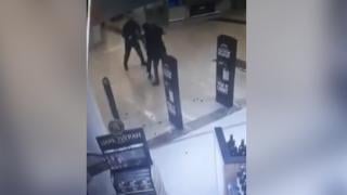 Цирк на Шереметьево: Пиян руснак нападна охрана с... рози ВИДЕО