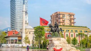 Как ще ги стигнем? Небостъргачите в Тирана никнат като гъби ВИДЕО