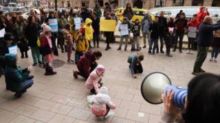Недоволни родители на ученици протестираха в София 