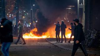 Сблъсъци, ранени, арести: Антиваксъри подлудиха Европа, отговорът на властите бе брутален ВИДЕО