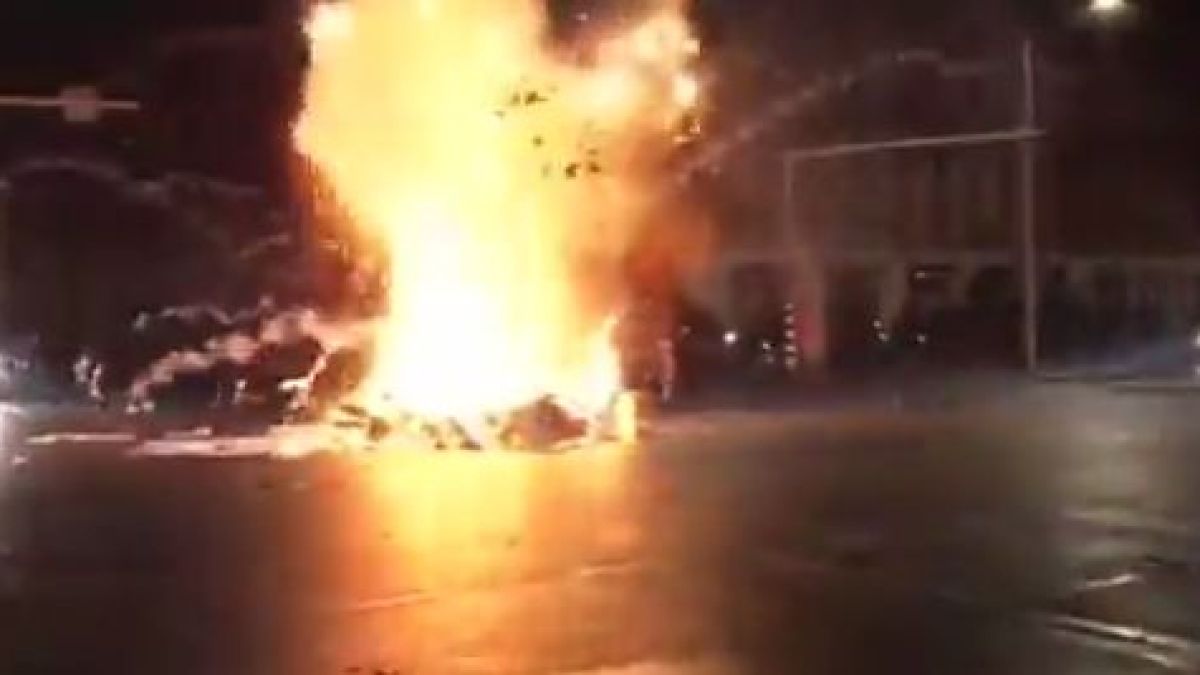 В Хага е страшно! Кръв се лее в схватки между антиваксъри и полиция ВИДЕО