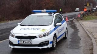 Екшън в Сливенско: Преследват шофьор, налетял на полицай при проверка