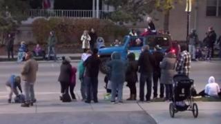 Автомобил се вряза в тълпата по време на парад в САЩ ВИДЕО