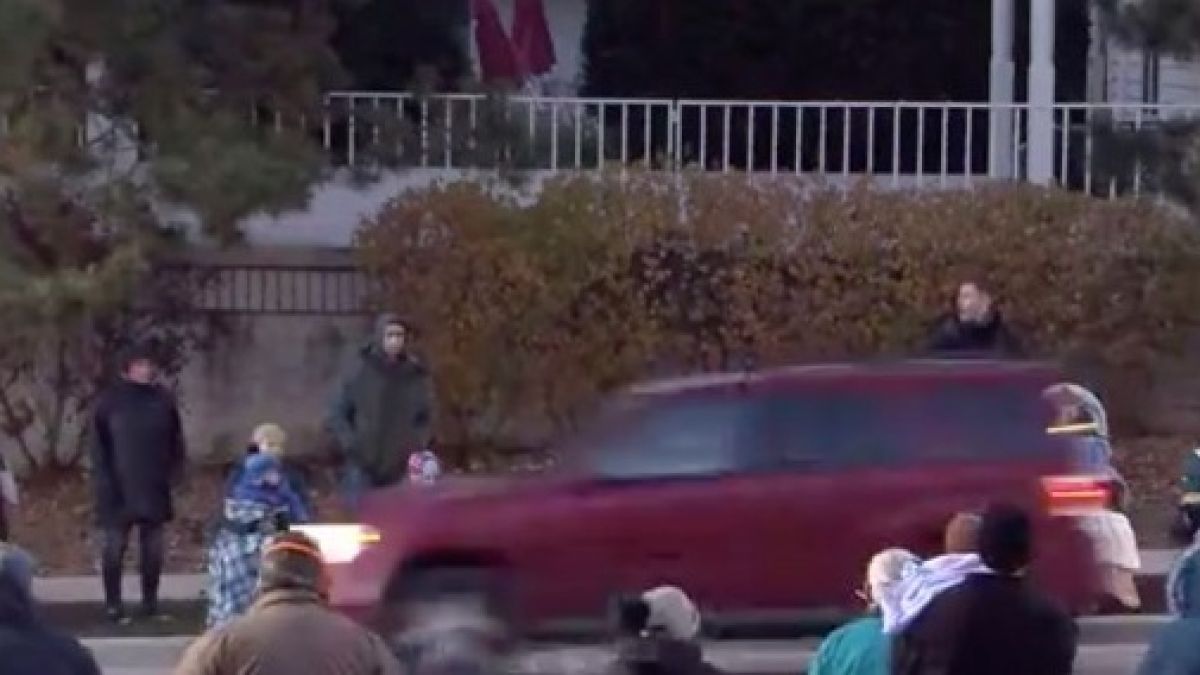 Извънредно: Ужасяващо ВИДЕО 18+ показва как джип помита тълпата на парад в САЩ