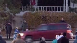 Извънредно: Ужасяващо ВИДЕО 18+ показва как джип помита тълпата на парад в САЩ