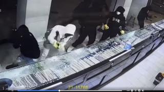 Банда с чукове потрошиха магазин за бижута и избягаха с една торба диаманти ВИДЕО