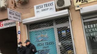 Извънредно! Полиция обгради офиса на фирмата собственик на автобуса от "Струма"