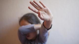 Загоряла кръчмарка прави секс с 12-г. момиченце и ето какво й се случи 