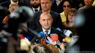 Германски медии за Радев: Сред акулите в българската политика, тръгна от БКП, а днес вече е... 