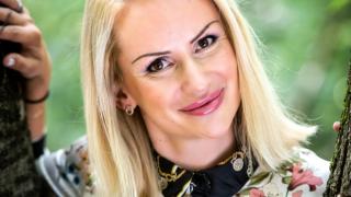Ето коя амбициозна блондинка стана новата Лепа Брена във "Фермата" СНИМКА