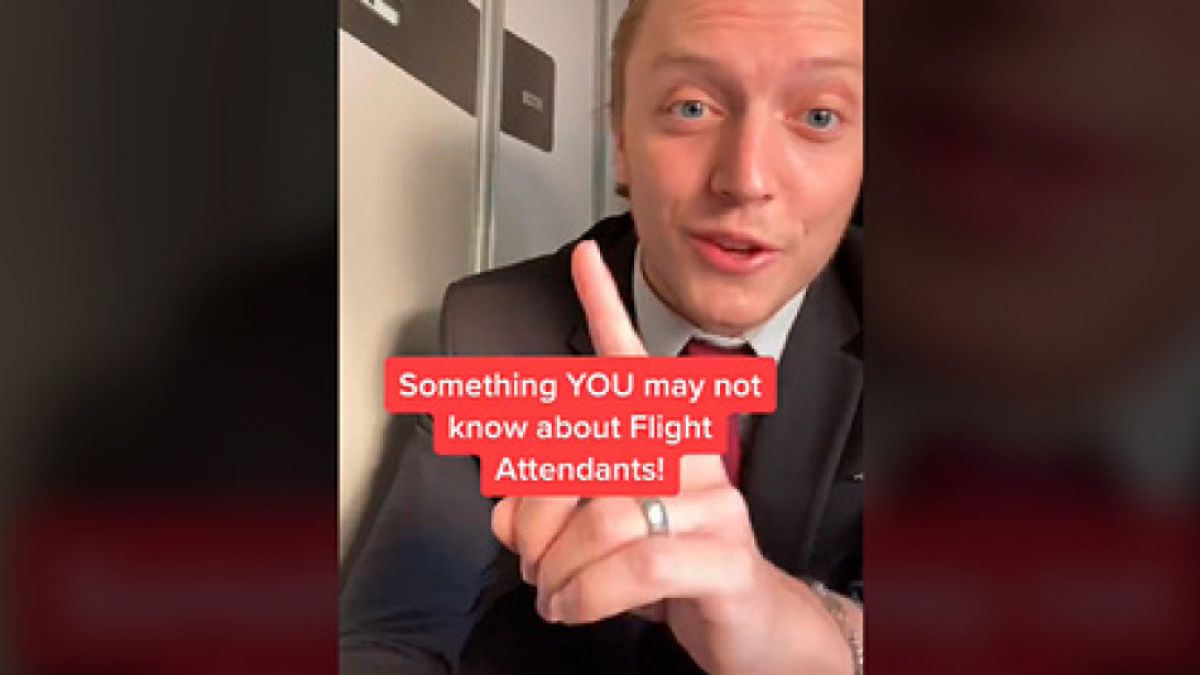 Стюард издаде тайните сигнали за проблем на самолета ВИДЕО