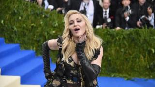 63-годишната Мадона се разчекна безсрамно полугола от спалнята СНИМКИ 18+