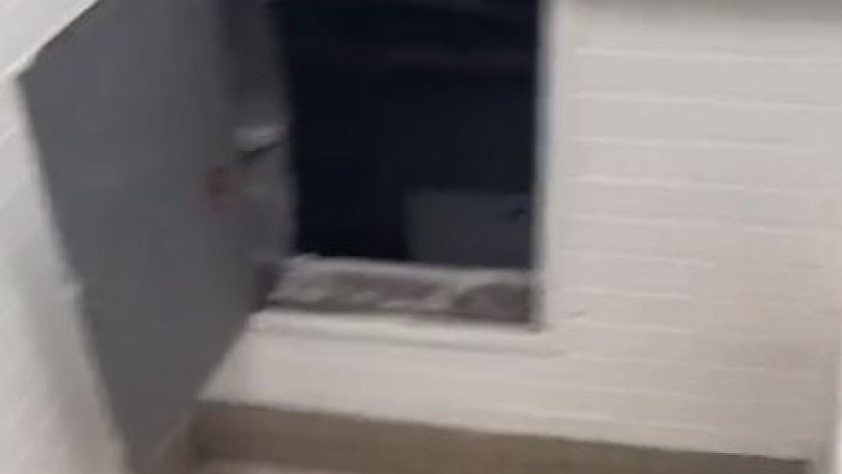 Младеж се натъкна на зловеща находка в училищна тоалетна ВИДЕО 