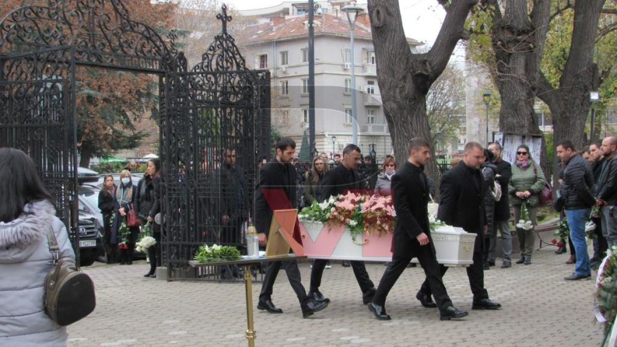Изпратиха в бял ковчег хубавата Елена, убита от кандидат-депутата Кацаров, от Хага в Русе пристигна... ВИДЕО 