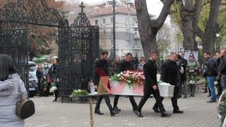 Изпратиха в бял ковчег хубавата Елена, убита от кандидат-депутата Кацаров, от Хага в Русе пристигна... ВИДЕО 