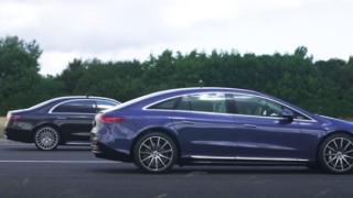 Сравниха електрическия Mercedes EQS и бензиновата S-класа в яростна битка ВИДЕО