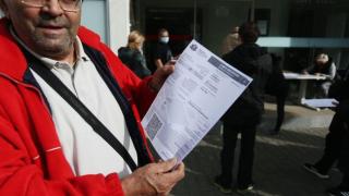 Не е за вярване какво се случва пред ваксинационните пунктове в София СНИМКИ