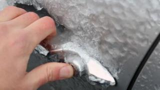 Изпитани методи: Как да отворим лесно замръзналата врата на колата