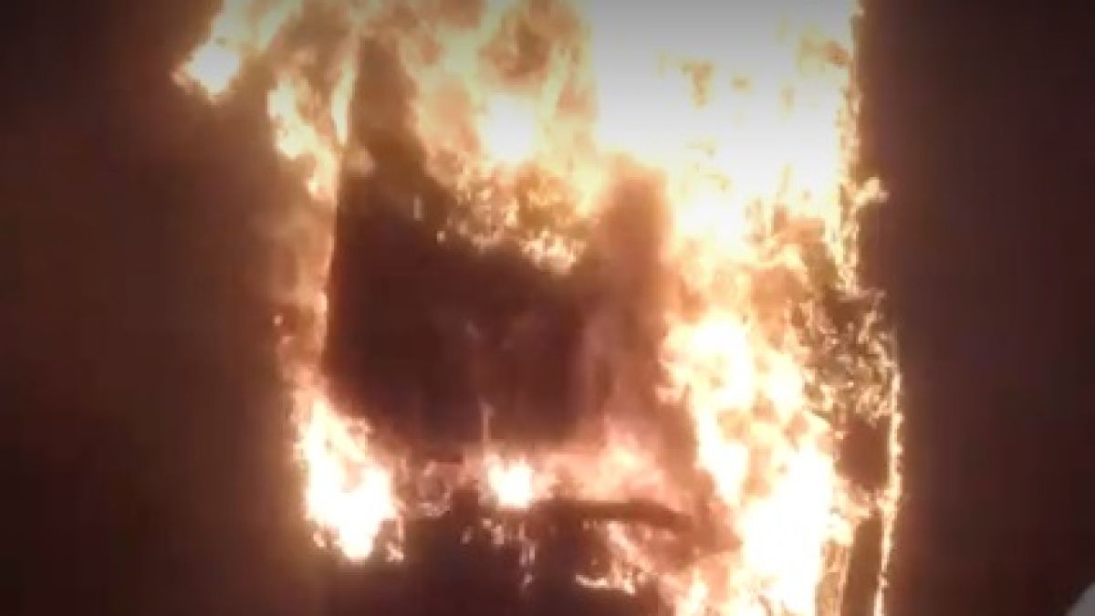 Нов автобус пламна в движение у нас, гори и в момента ВИДЕО